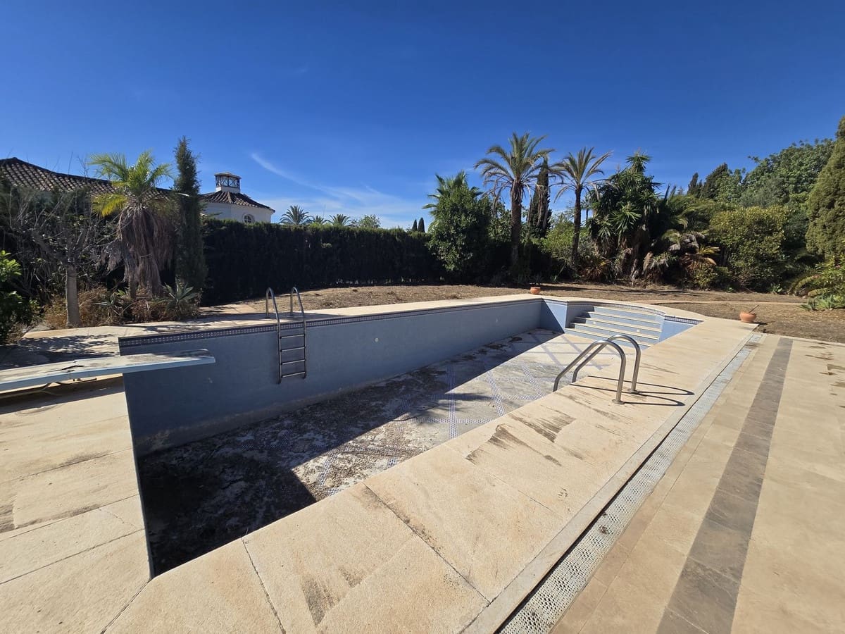 6 bedroom Villa for sale in Marbella with pool garage - € 3,200,000 (Ref: 8583331)