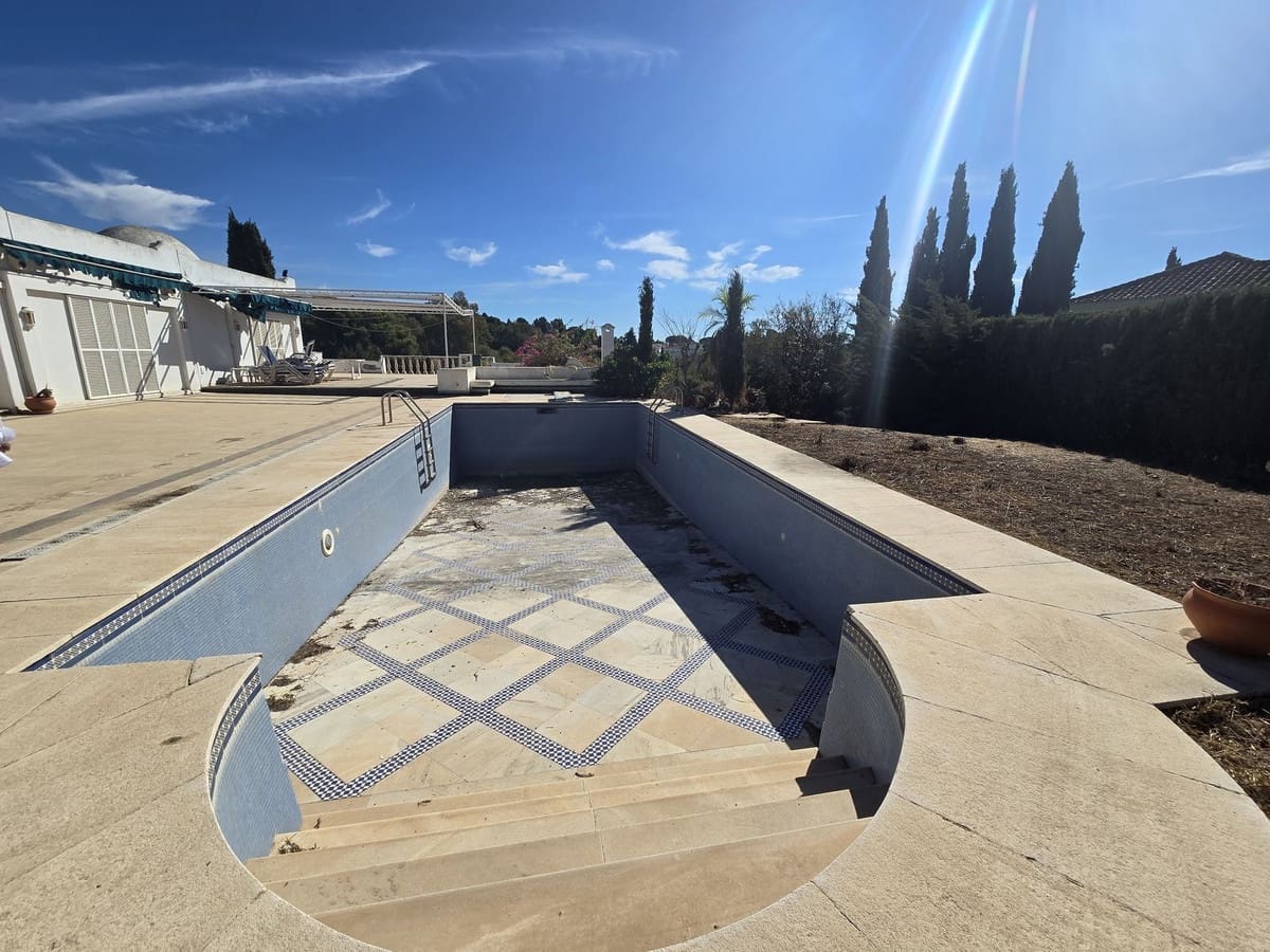 6 bedroom Villa for sale in Marbella with pool garage - € 3,200,000 (Ref: 8583331)