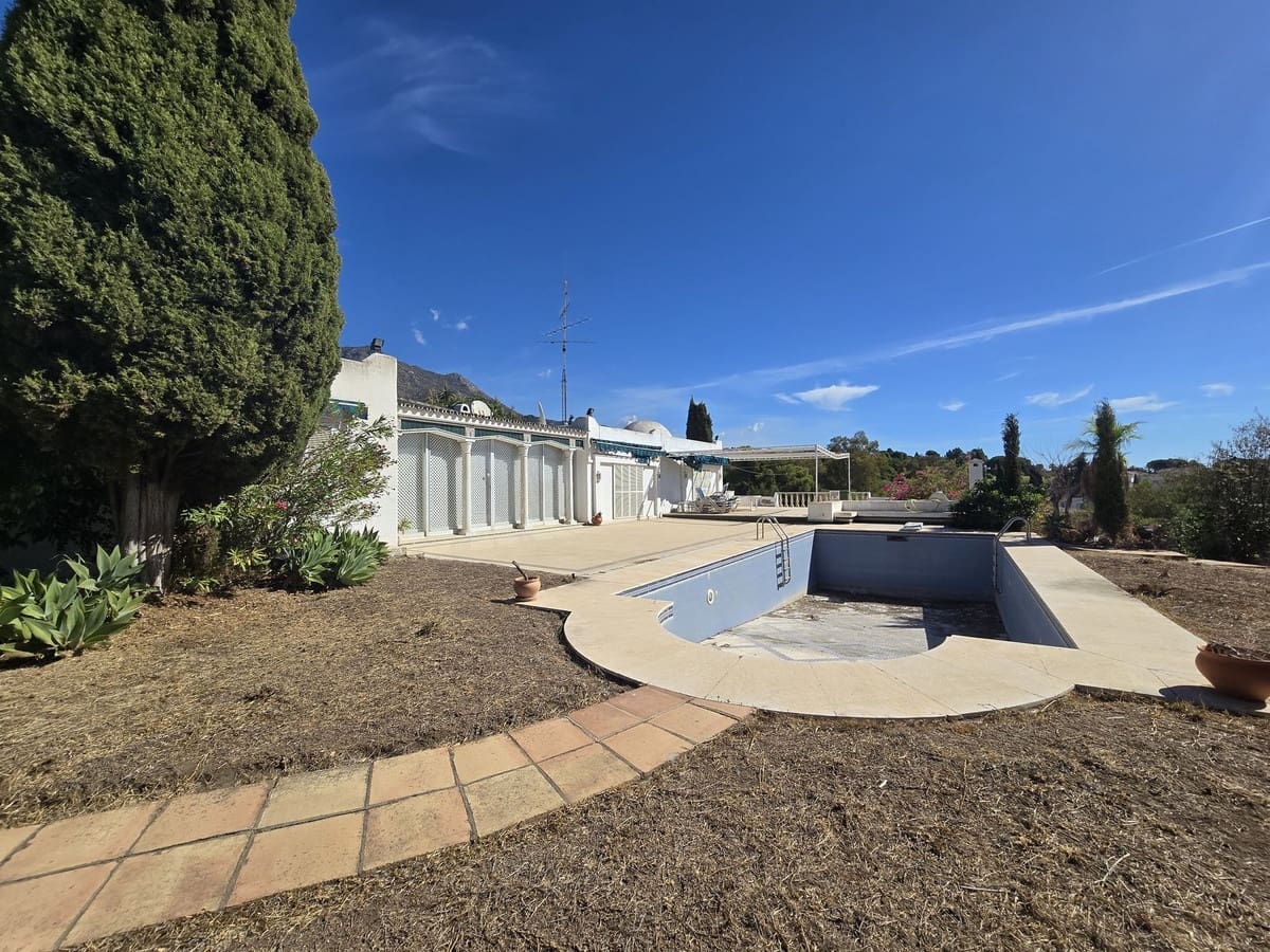 6 bedroom Villa for sale in Marbella with pool garage - € 3,200,000 (Ref: 8583331)