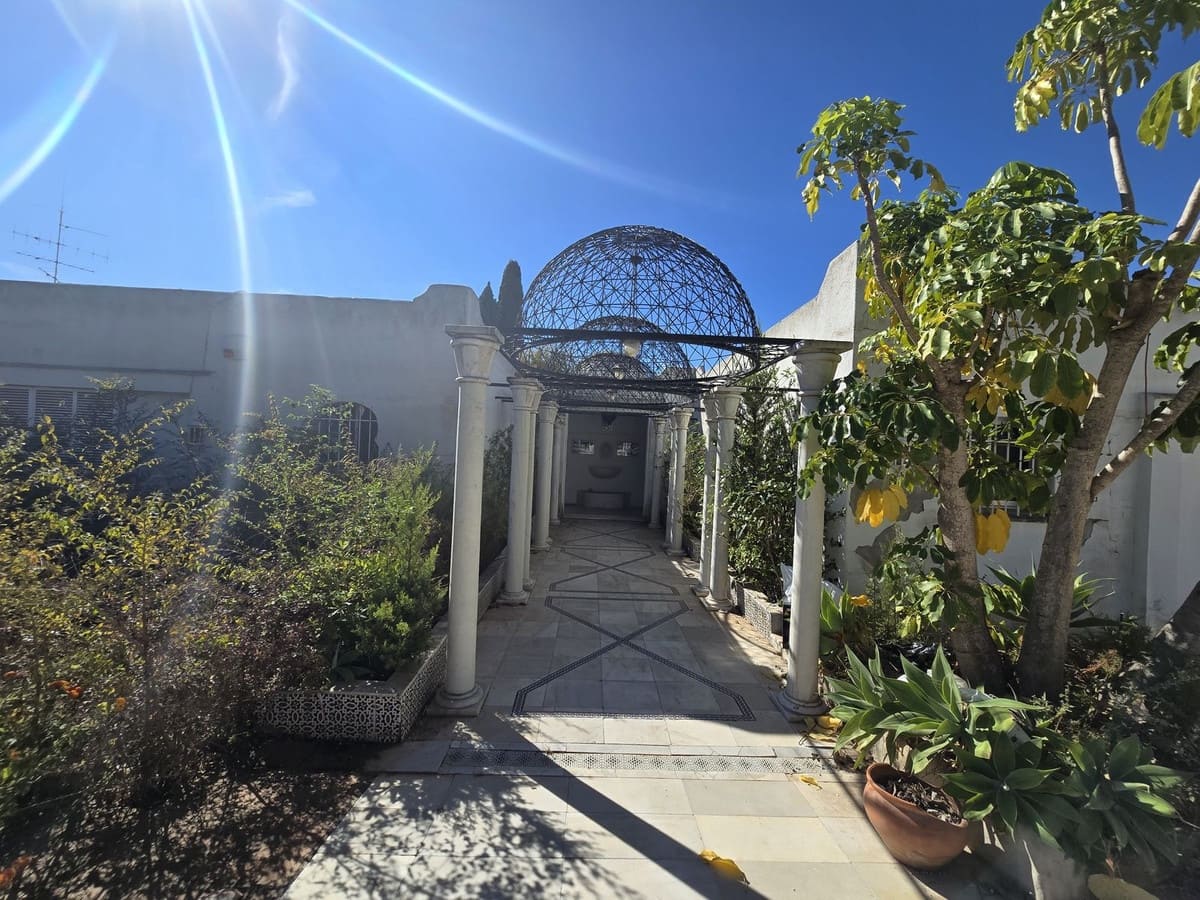 6 bedroom Villa for sale in Marbella with pool garage - € 3,200,000 (Ref: 8583331)