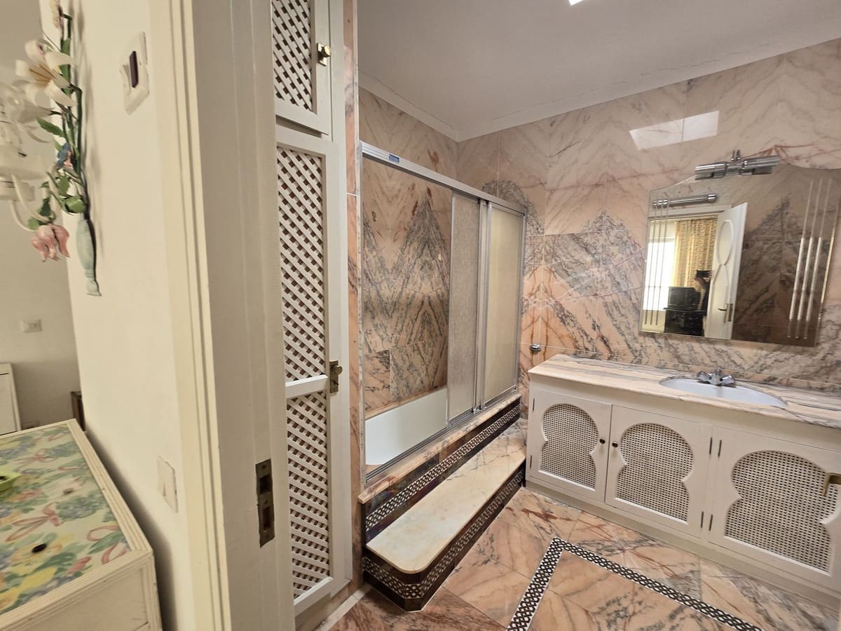 6 makuuhuone Huvila myytävänä paikassa Marbella mukana uima-altaan 
autotalli - 3 200 000 € (Ref: 8583331)