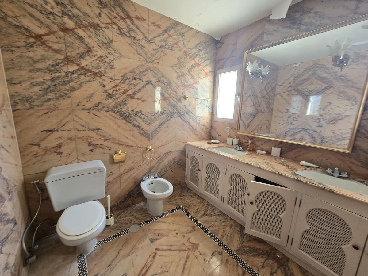 6 makuuhuone Huvila myytävänä paikassa Marbella mukana uima-altaan 
autotalli - 3 200 000 € (Ref: 8583331)