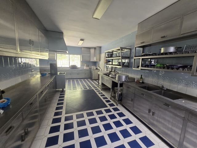 6 sypialnia Willa na sprzedaż w Marbella z basenem garażem - 3 200 000 € (Ref: 8583331)