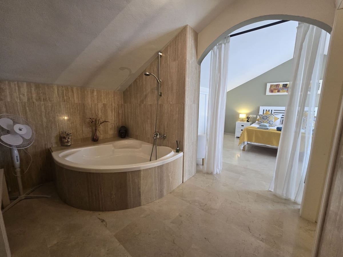 2 makuuhuone Huoneisto myytävänä paikassa Elviria mukana uima-altaan 
autotalli - 425 000 € (Ref: 8948099)