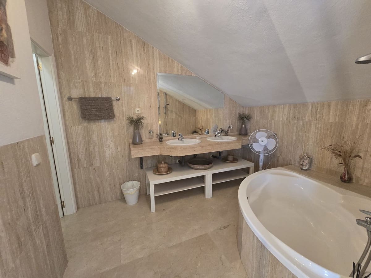 2 makuuhuone Huoneisto myytävänä paikassa Elviria mukana uima-altaan 
autotalli - 425 000 € (Ref: 8948099)