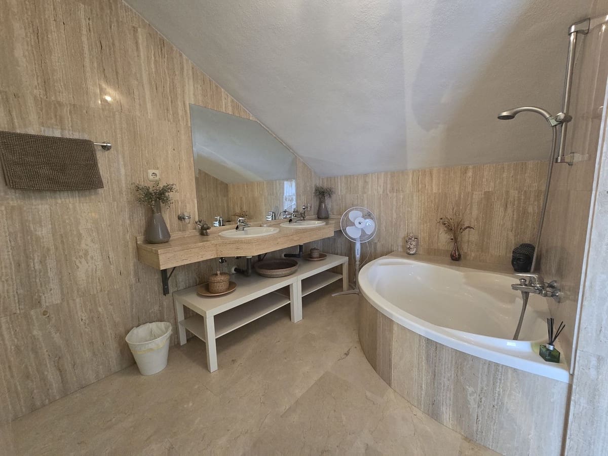 2 makuuhuone Huoneisto myytävänä paikassa Elviria mukana uima-altaan 
autotalli - 425 000 € (Ref: 8948099)