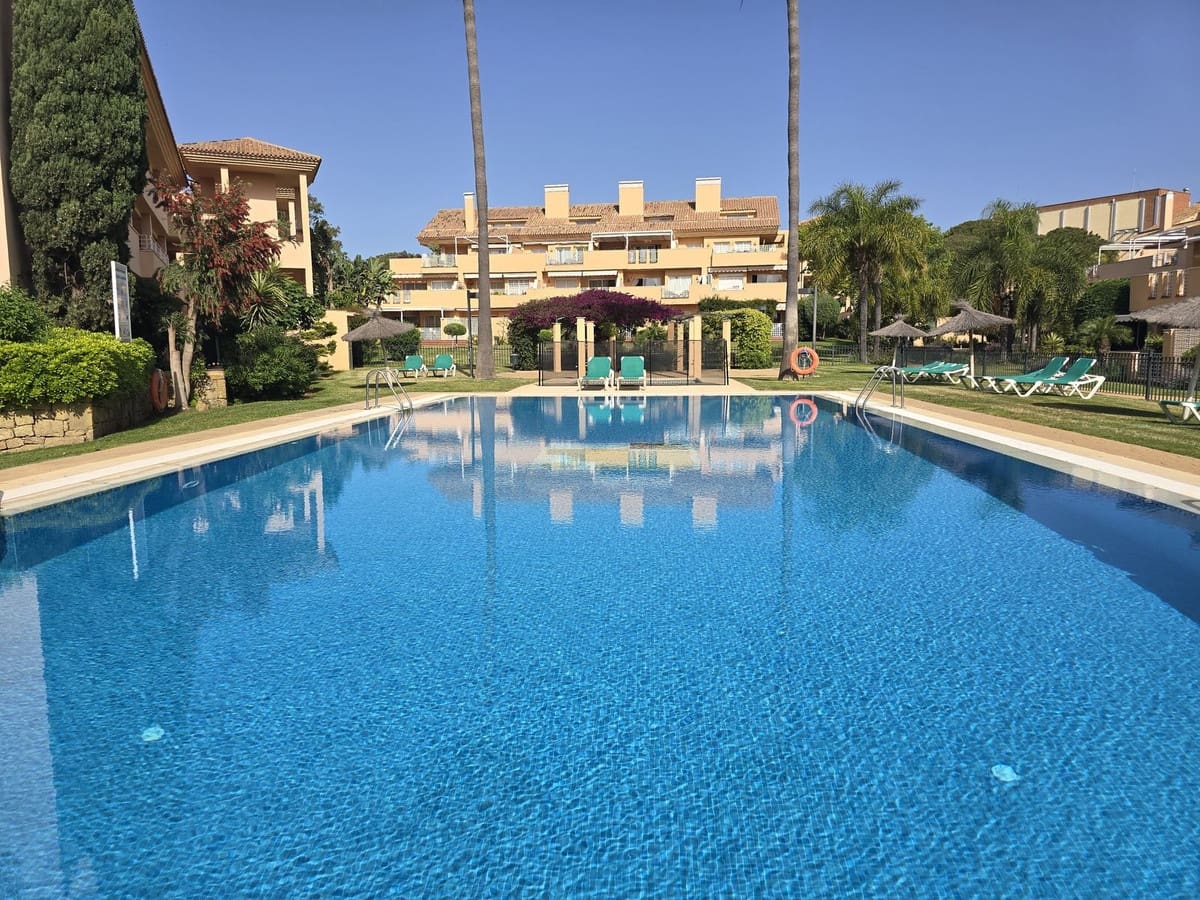 2 makuuhuone Huoneisto myytävänä paikassa Elviria mukana uima-altaan 
autotalli - 425 000 € (Ref: 8948099)