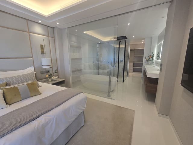 Apartamento de 4 habitaciones en Puerto Banus, Marbella en venta con piscina garaje - 4.950.000 € (Ref: 9332686)