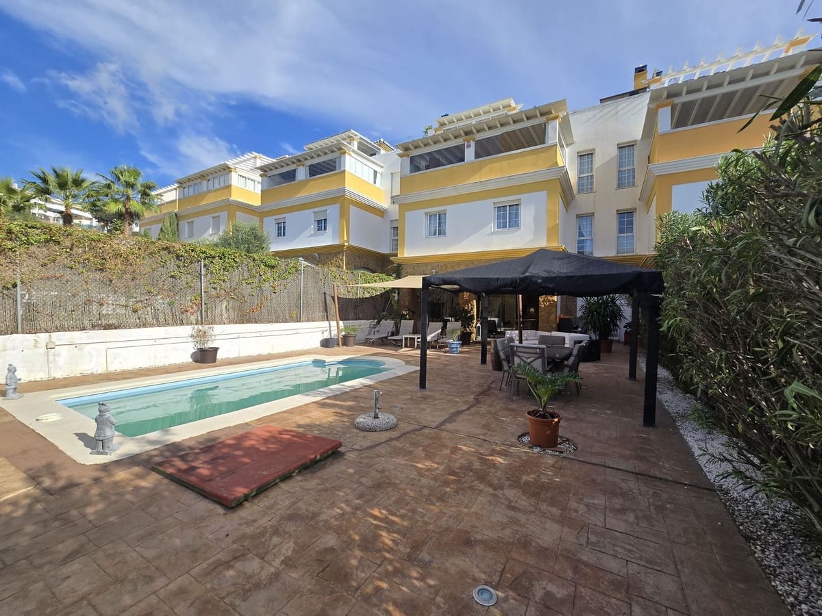 3 soverom Villa til salgs i Calahonda med svømmebasseng garasje - € 699 000 (Ref: 9400207)