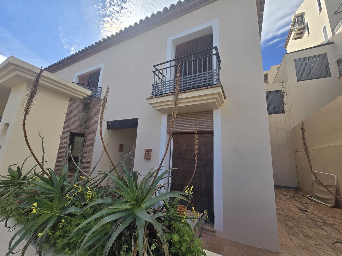 4 makuuhuone Omakotitalo myytävänä paikassa Benahavis mukana uima-altaan 
autotalli - 399 999 € (Ref: 9436343)