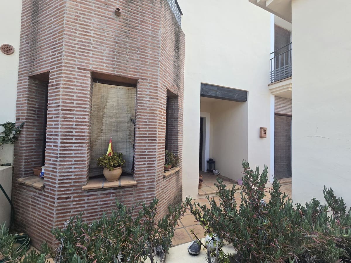 4 makuuhuone Omakotitalo myytävänä paikassa Benahavis mukana uima-altaan 
autotalli - 399 999 € (Ref: 9436343)