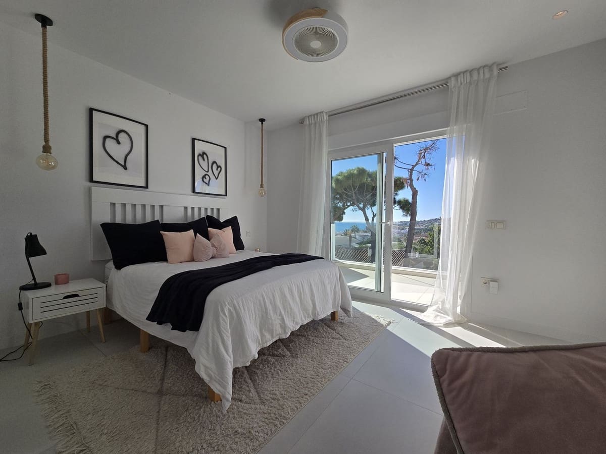 4 quarto Moradia para venda em La Cala de Mijas com piscina garagem - 1 895 000 € (Ref: 9460760)