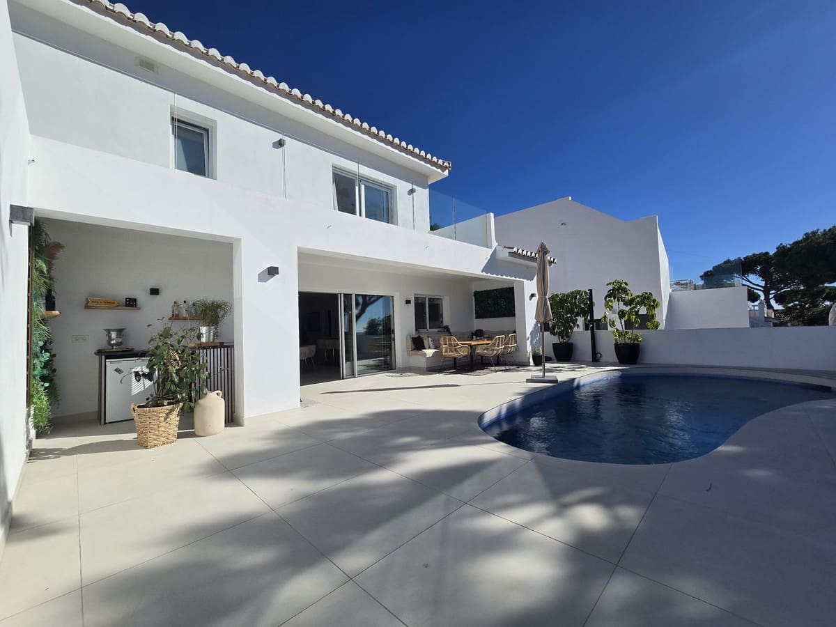 4 bedroom Villa for sale in La Cala de Mijas with pool garage - € 1,895,000 (Ref: 9460760)