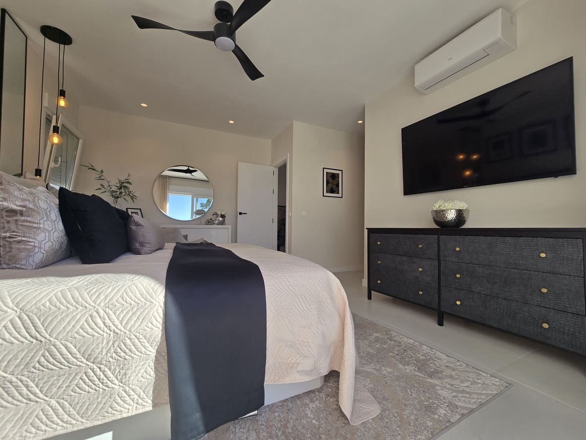 4 bedroom Villa for sale in La Cala de Mijas with pool garage - € 1,895,000 (Ref: 9460760)