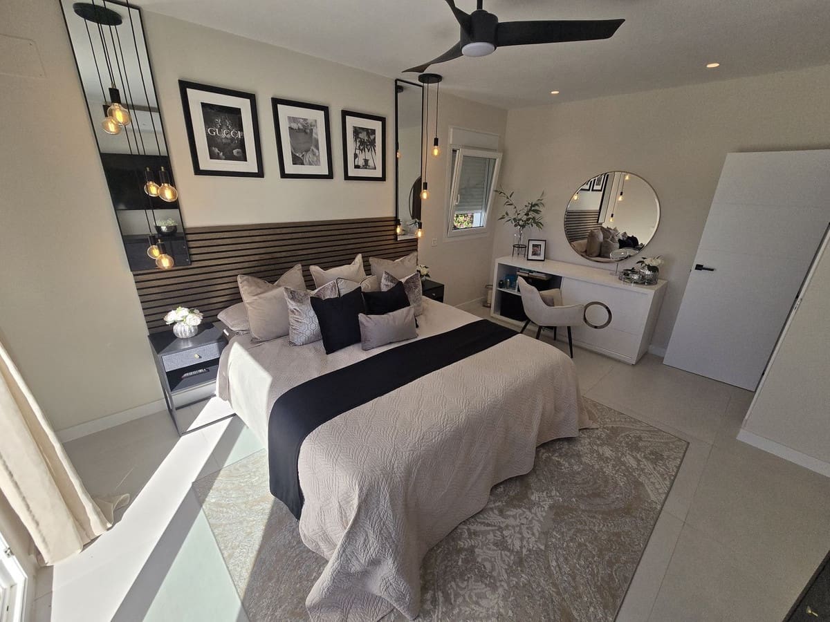 4 bedroom Villa for sale in La Cala de Mijas with pool garage - € 1,895,000 (Ref: 9460760)