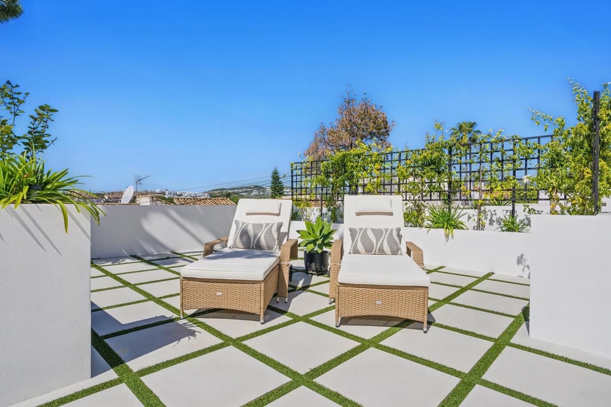 4 bedroom Villa for sale in La Cala de Mijas with pool garage - € 1,895,000 (Ref: 9460760)