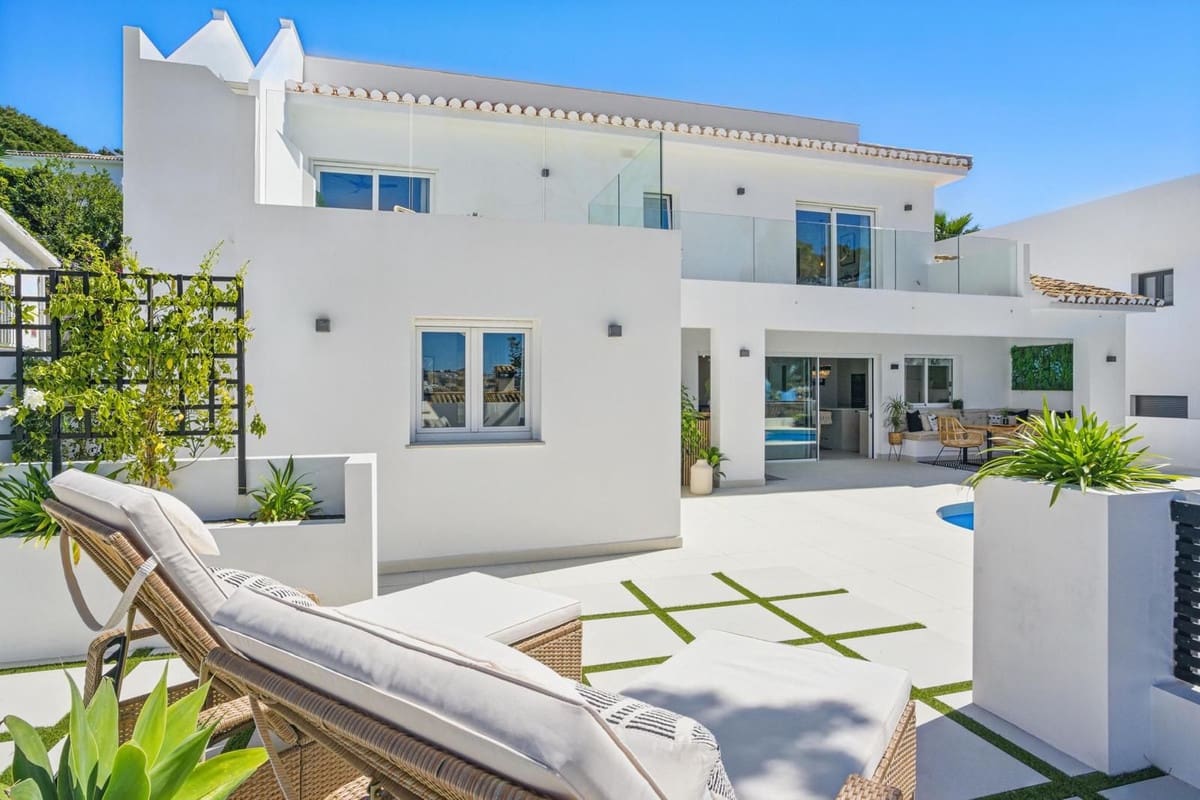 4 bedroom Villa for sale in La Cala de Mijas with pool garage - € 1,895,000 (Ref: 9460760)