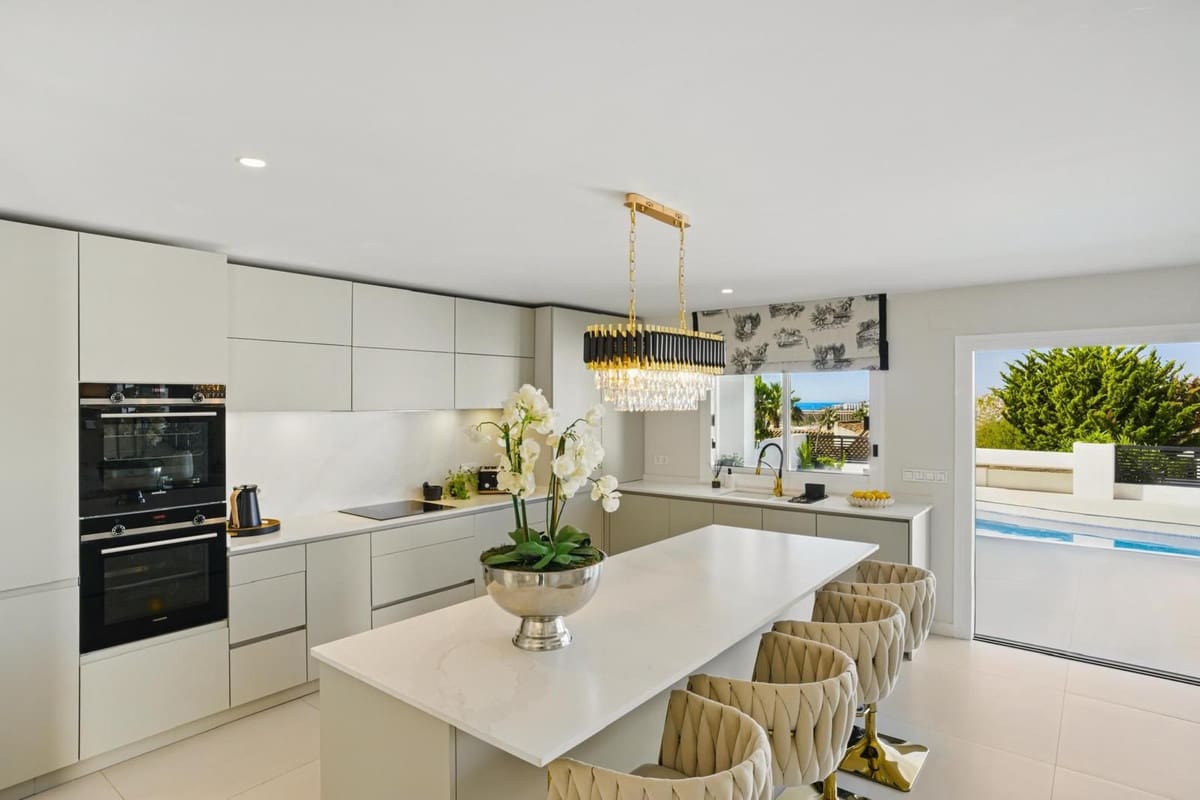 4 bedroom Villa for sale in La Cala de Mijas with pool garage - € 1,895,000 (Ref: 9460760)