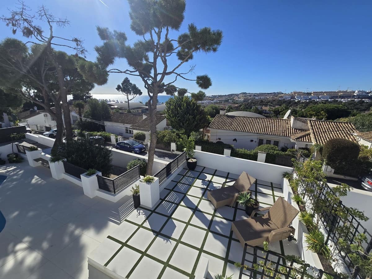 4 bedroom Villa for sale in La Cala de Mijas with pool garage - € 1,895,000 (Ref: 9460760)