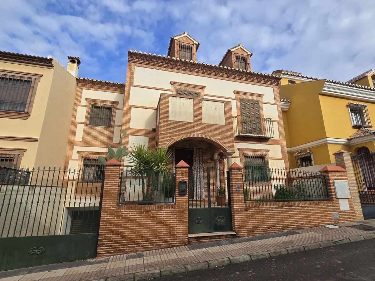 Chalet de 6 habitaciones en Antequera en venta con garaje - 279.000 € (Ref: 9511319)