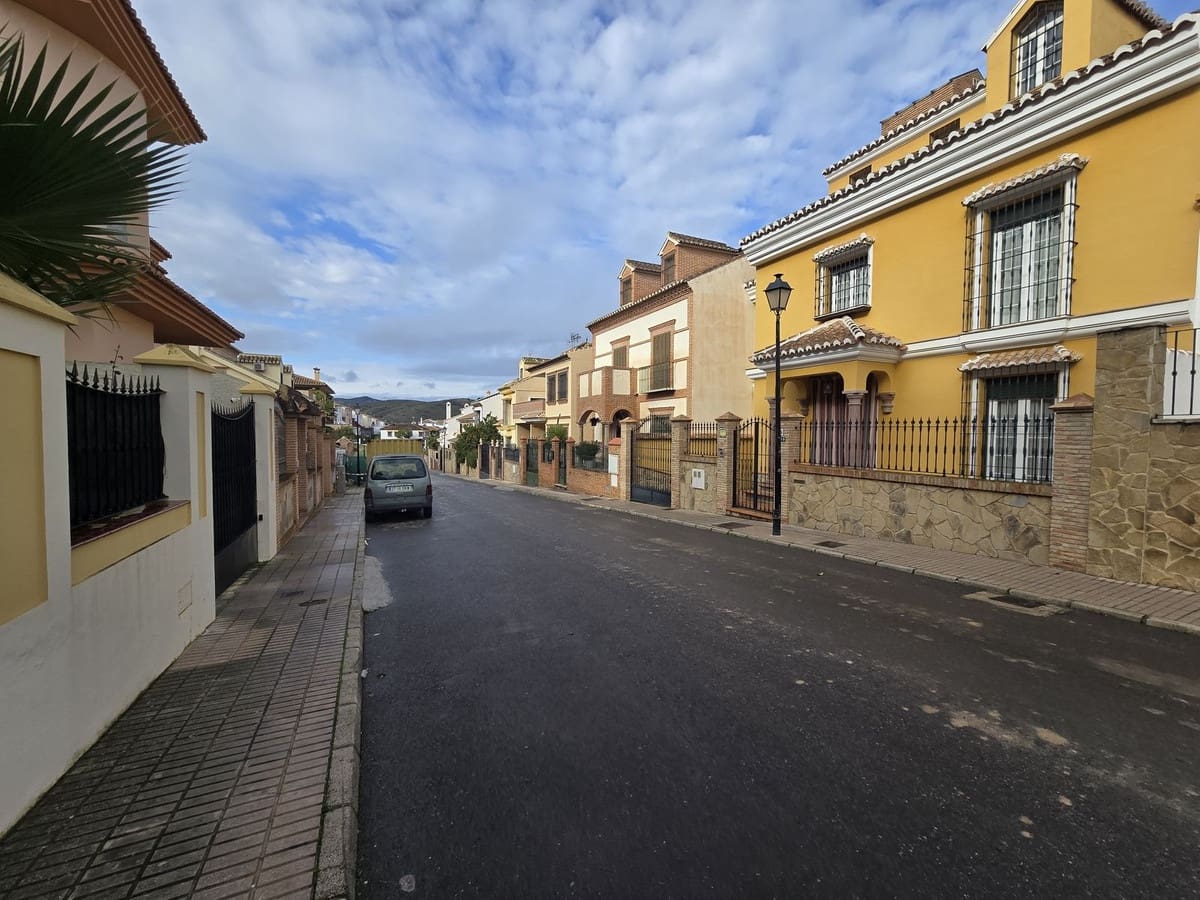 Chalet de 6 habitaciones en Antequera en venta con garaje - 279.000 € (Ref: 9511319)