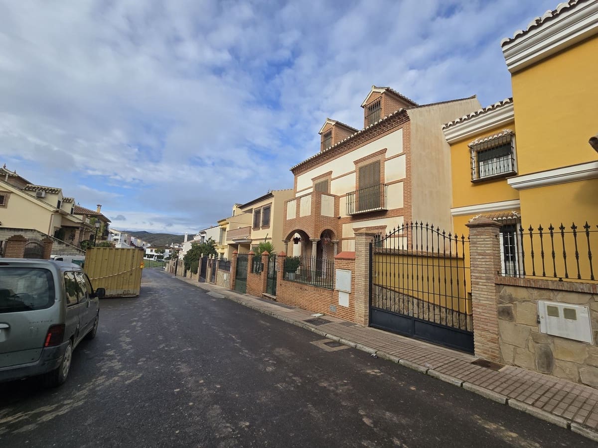 Chalet de 6 habitaciones en Antequera en venta con garaje - 279.000 € (Ref: 9511319)