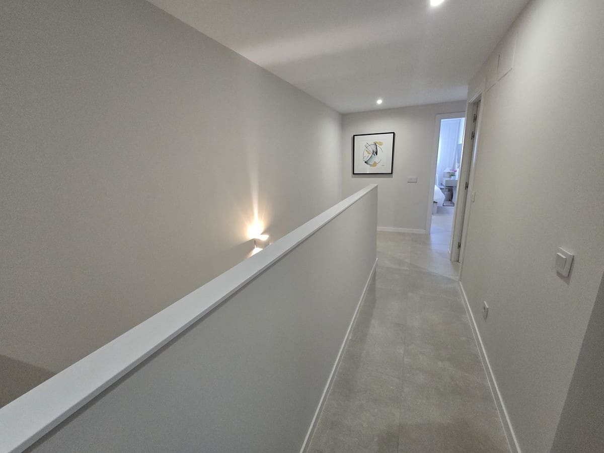 4 sypialnia Dom na sprzedaż w La Cala de Mijas z basenem garażem - 845 000 € (Ref: 9542569)