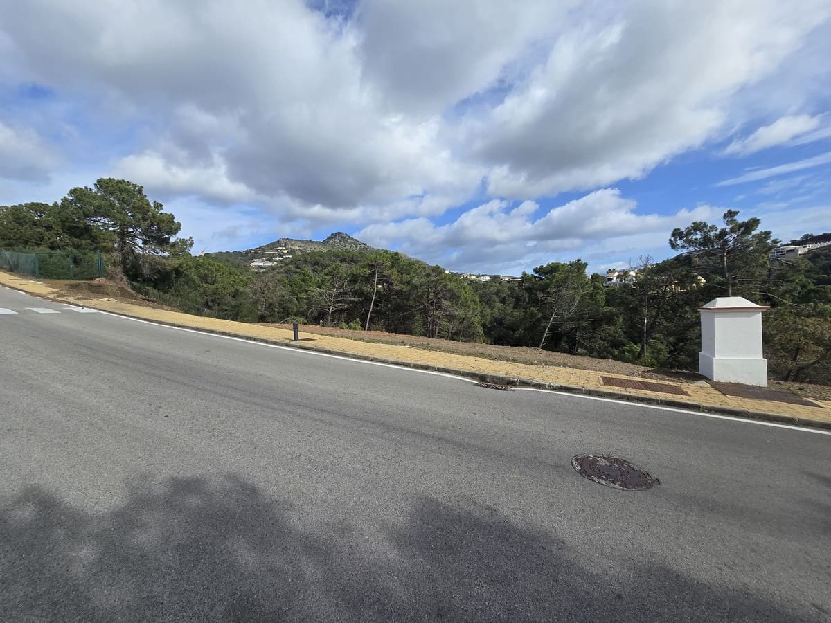Building Plot for sale in Benahavis - € 3,500,000 (Ref: 9551676)