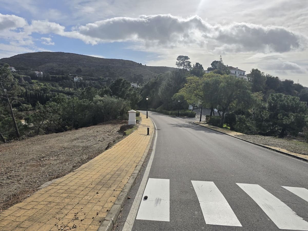 Building Plot for sale in Benahavis - € 3,500,000 (Ref: 9551676)