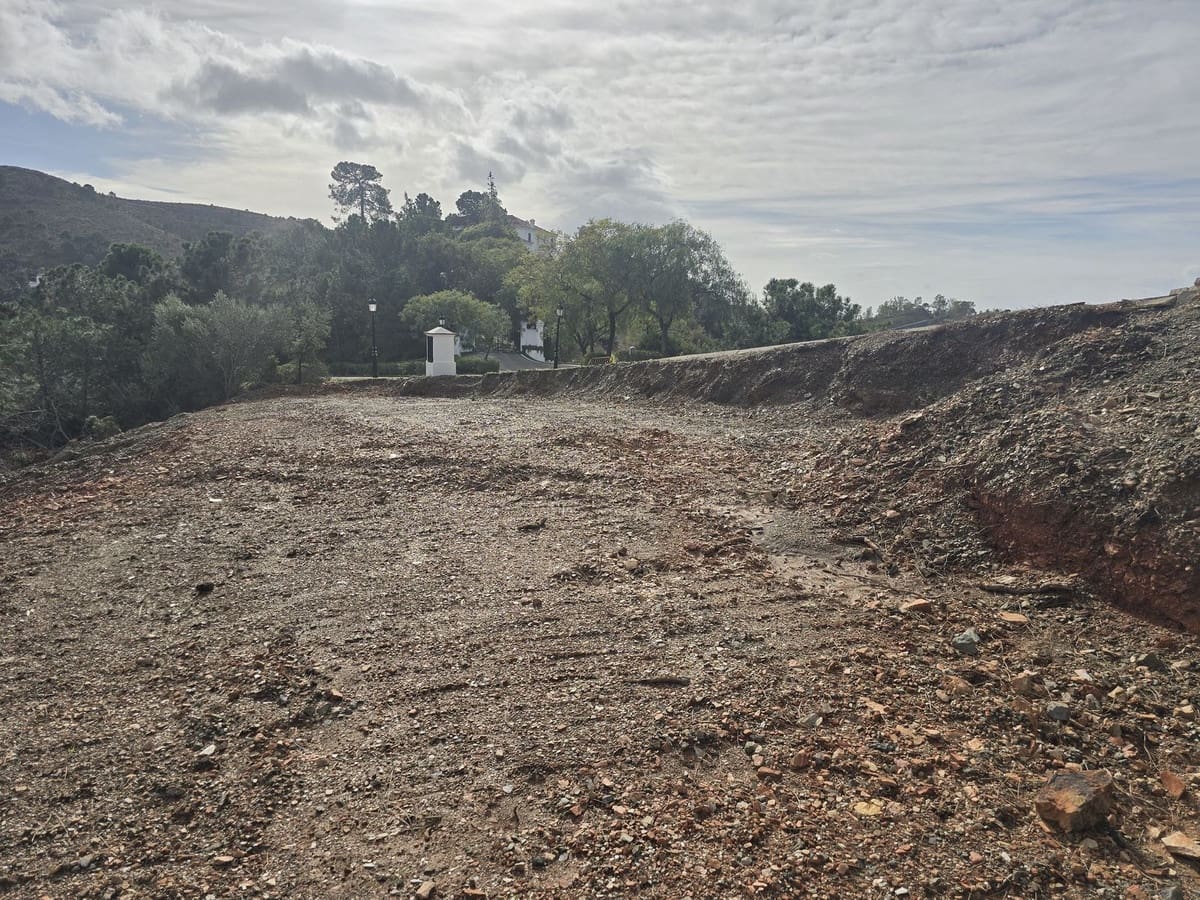 Building Plot for sale in Benahavis - € 3,500,000 (Ref: 9551676)