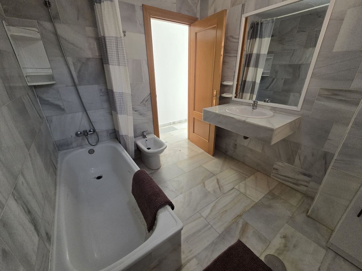 2 bedroom Penthouse for sale in Riviera del Sol with pool garage - € 350,000 (Ref: 9628436)