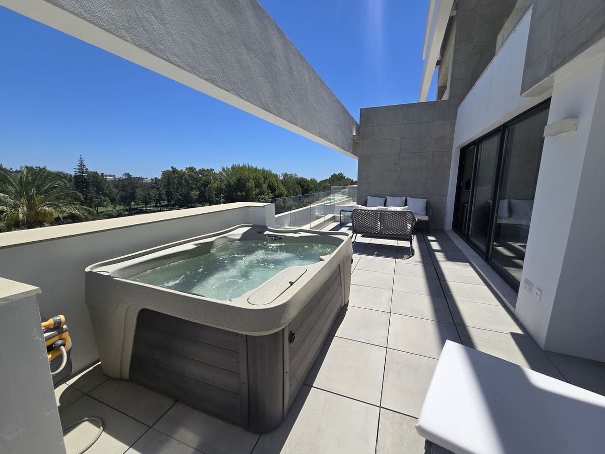 2 soverom Leilighet til salgs i La Cala de Mijas med svømmebasseng garasje - € 595 000 (Ref: 9870438)