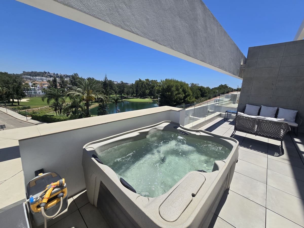 2 soverom Leilighet til salgs i La Cala de Mijas med svømmebasseng garasje - € 595 000 (Ref: 9870438)
