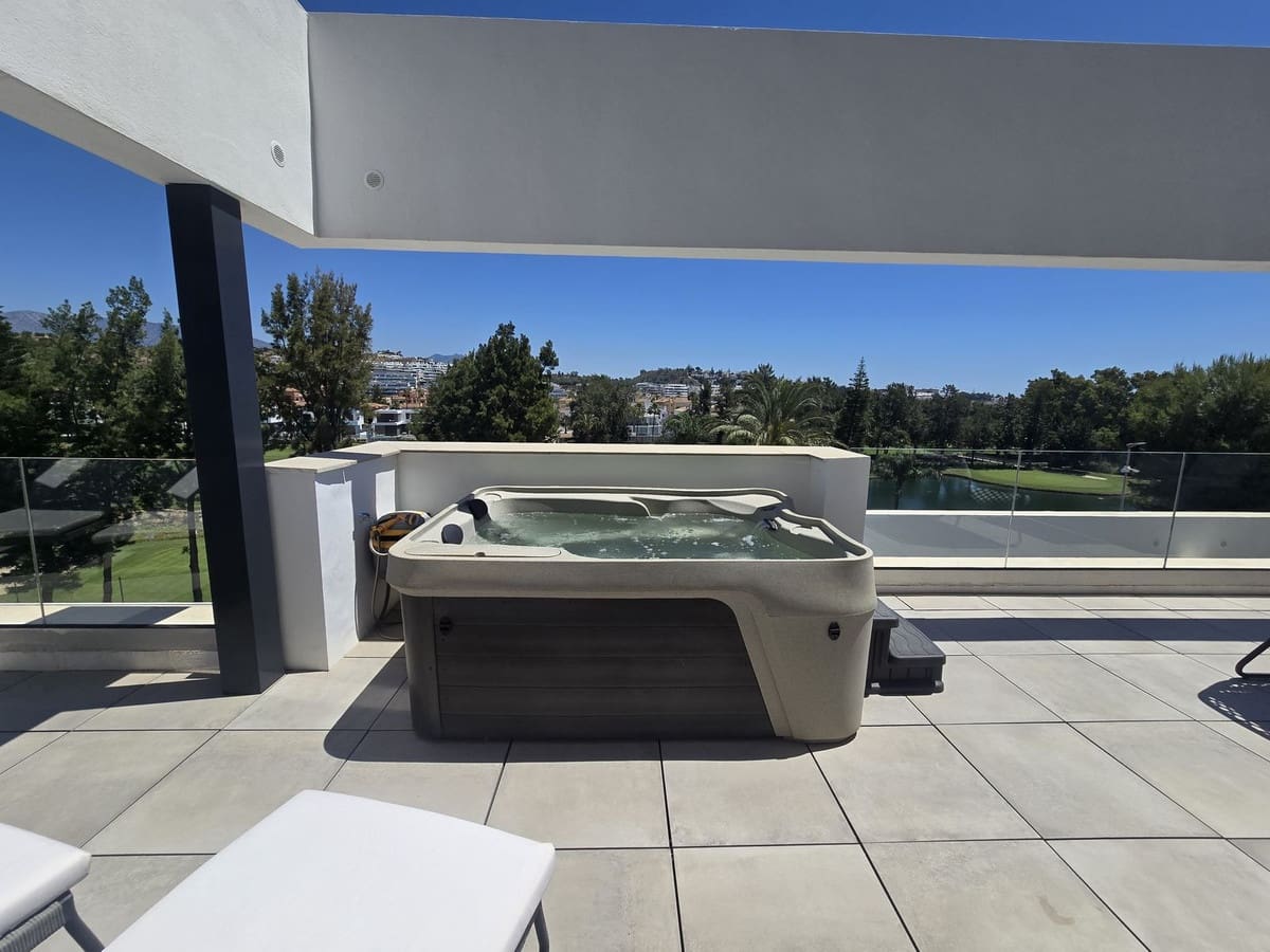 2 soverom Leilighet til salgs i La Cala de Mijas med svømmebasseng garasje - € 595 000 (Ref: 9870438)