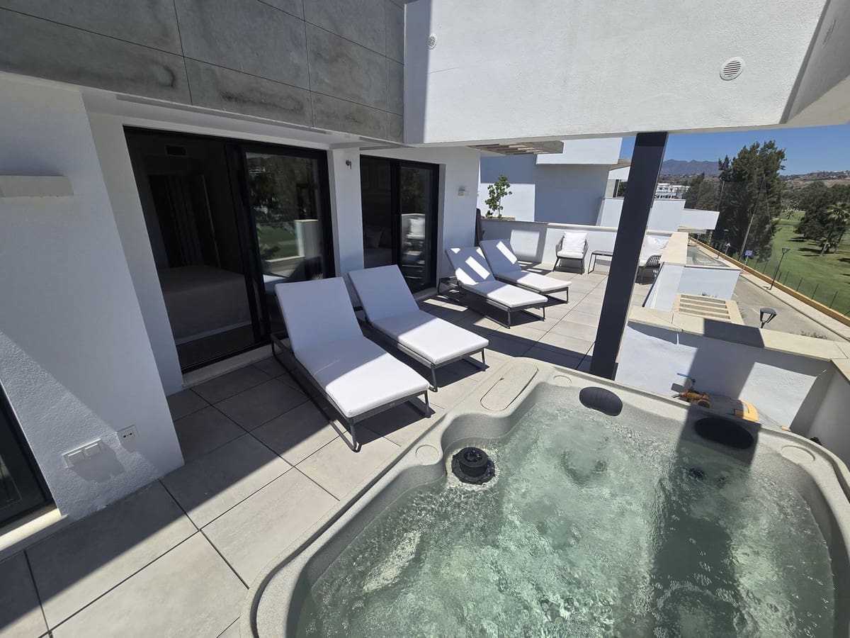 2 soverom Leilighet til salgs i La Cala de Mijas med svømmebasseng garasje - € 595 000 (Ref: 9870438)