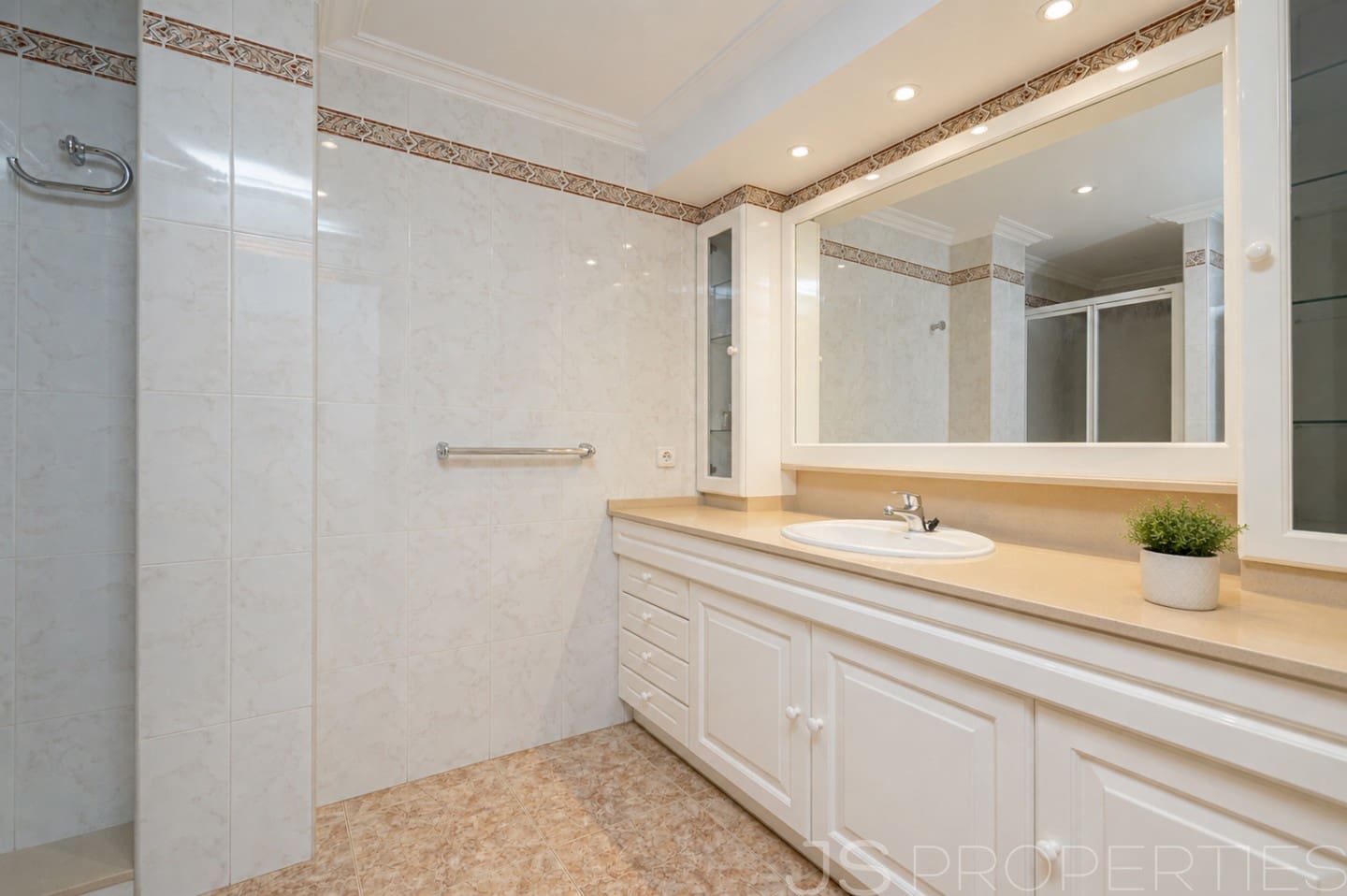 3 bedroom Apartment for sale in Pollensa / Pollenca - € 640,000 (Ref: 10041429)