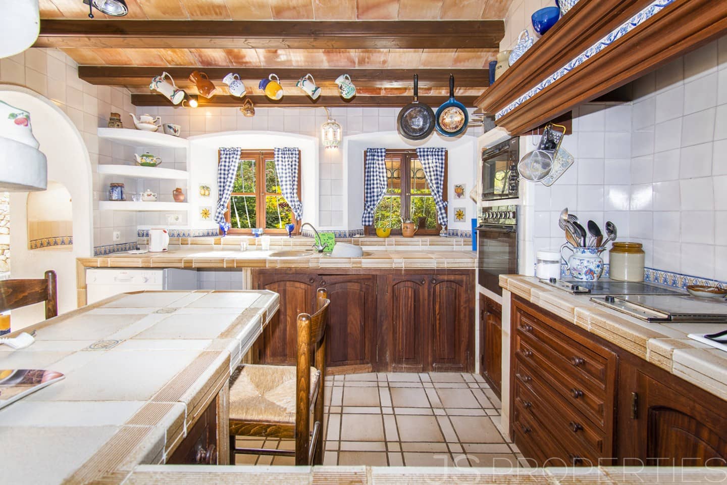 5 bedroom Villa for sale in Puerto de Alcudia - € 1,600,000 (Ref: 8802695)