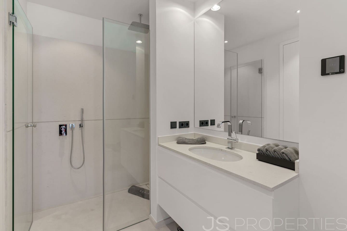 6 bedroom Villa for sale in Puerto de Andratx - € 12,800,000 (Ref: 8802786)