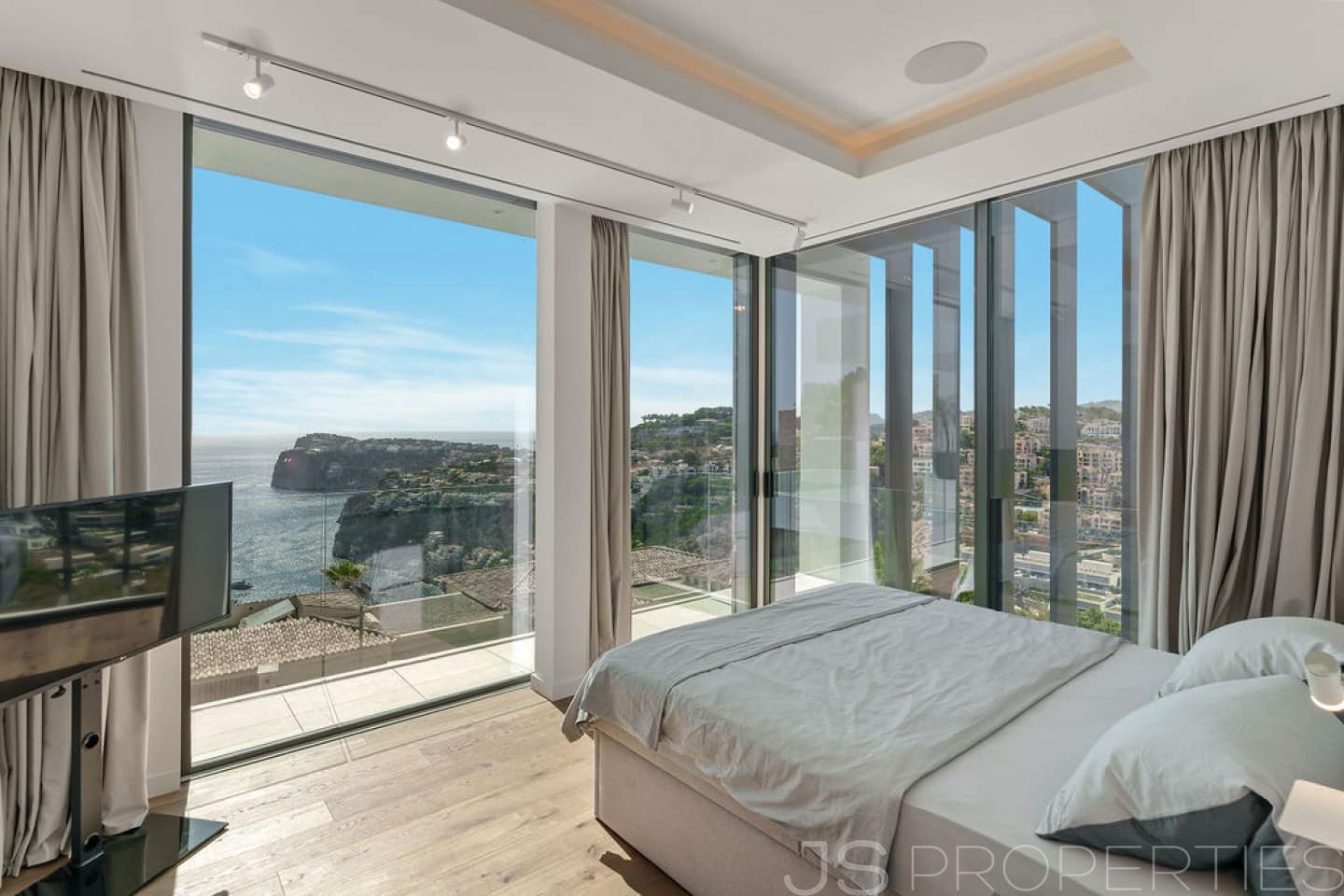 6 bedroom Villa for sale in Puerto de Andratx - € 12,800,000 (Ref: 8802786)