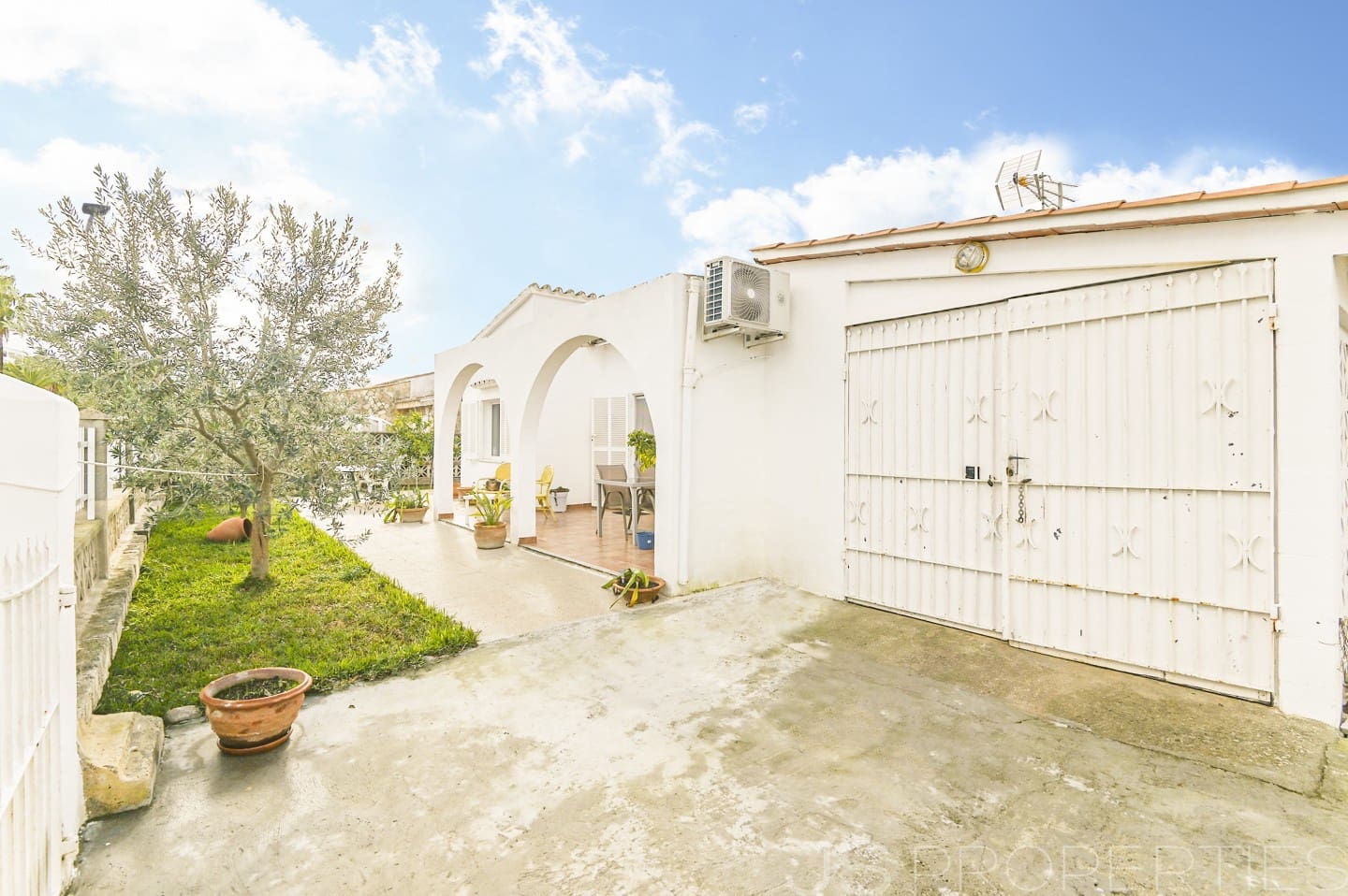 3 bedroom Villa for sale in Puerto de Alcudia - € 630,000 (Ref: 8802814)