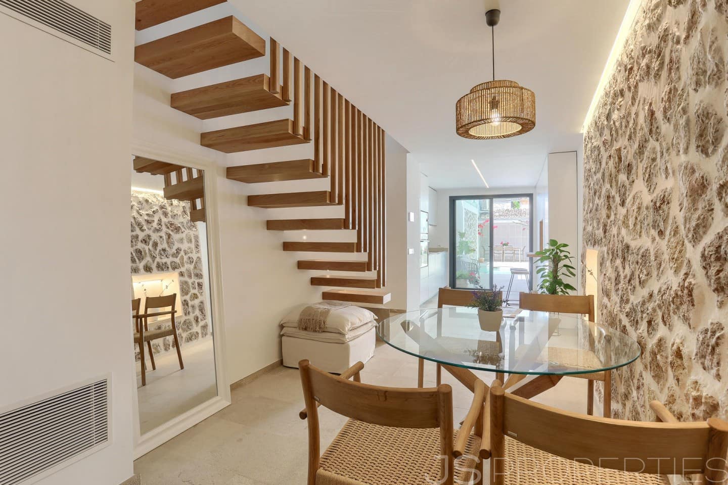 2 bedroom Townhouse for sale in Pollensa / Pollenca - € 855,000 (Ref: 9216368)