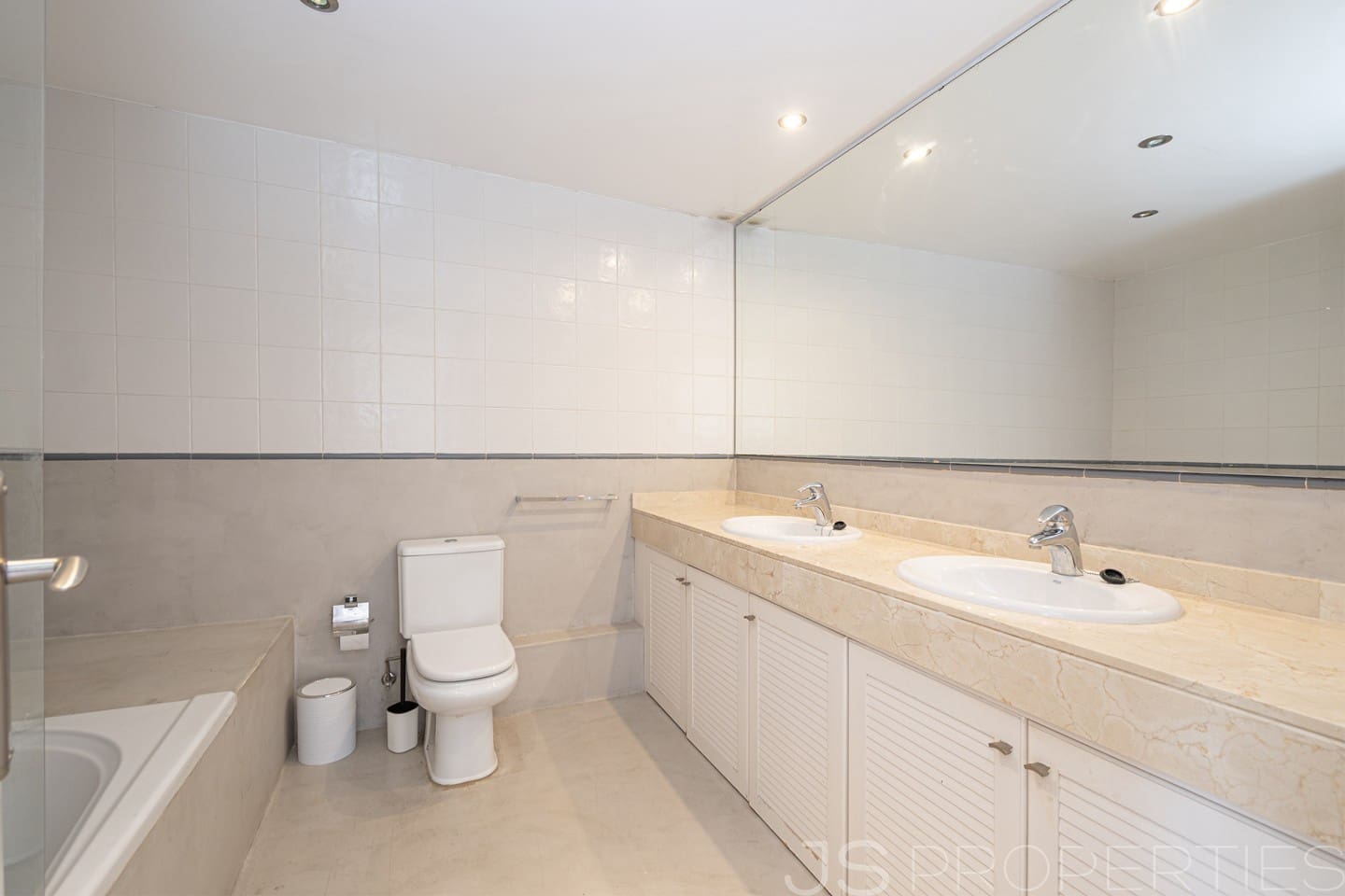 3 bedroom Semi-detached Villa for sale in Genova with pool garage - € 1,500,000 (Ref: 9926352)