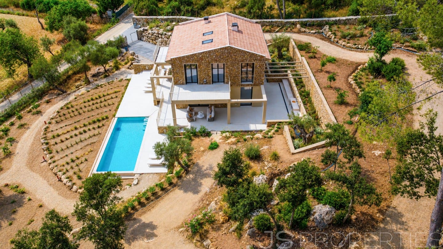4 soverom Villa til salgs i Alcudia med svømmebasseng garasje - € 3 500 000 (Ref: 9987132)