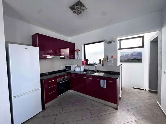 4 sypialnia Willa na sprzedaż w Playa Blanca, Yaiza z basenem garażem - 575 000 € (Ref: 10004932)
