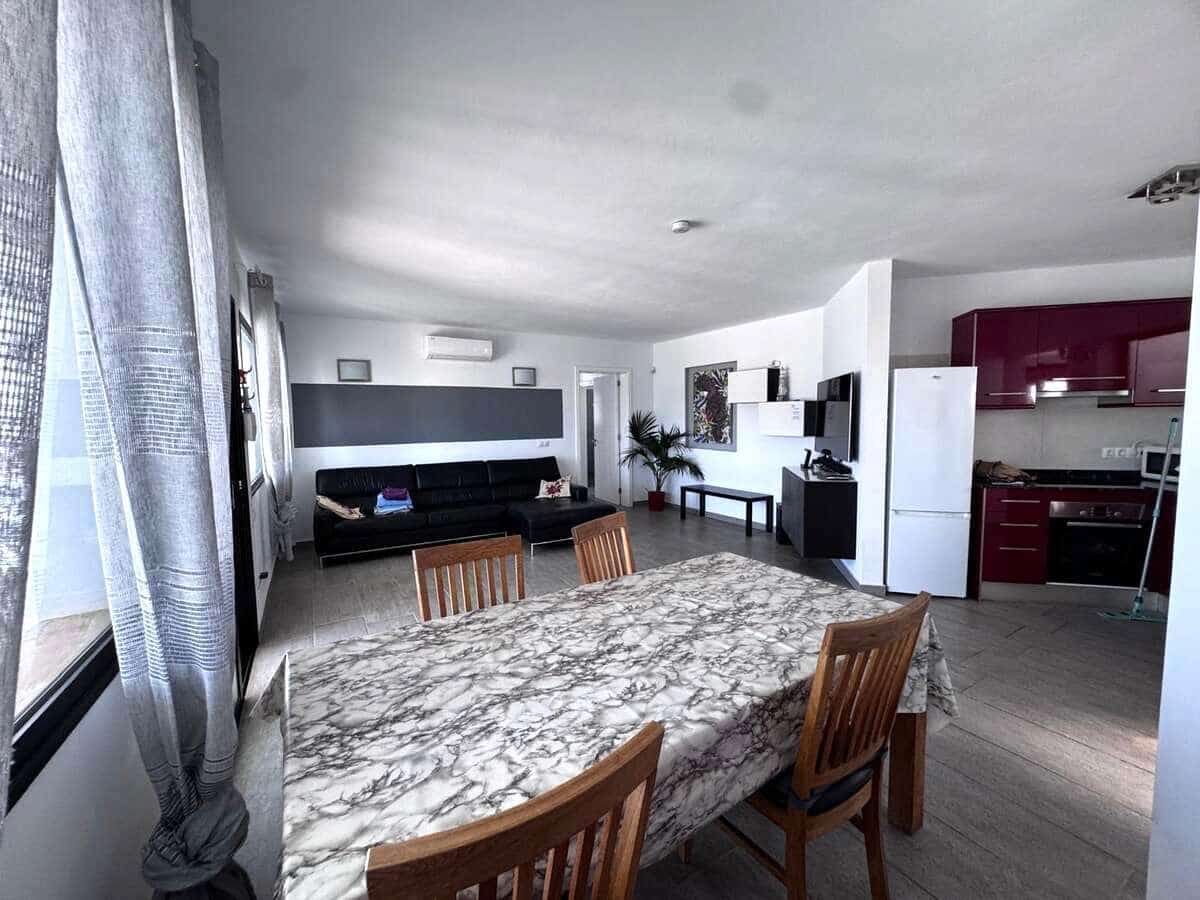 4 sypialnia Willa na sprzedaż w Playa Blanca z basenem garażem - 575 000 € (Ref: 10004932)