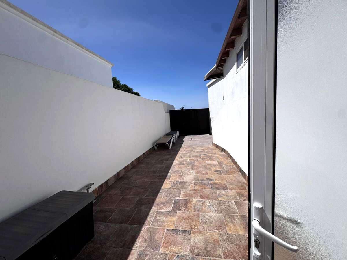 4 sypialnia Willa na sprzedaż w Playa Blanca z basenem garażem - 575 000 € (Ref: 10004932)