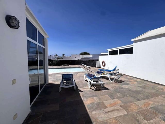 4 sypialnia Willa na sprzedaż w Playa Blanca, Yaiza z basenem garażem - 575 000 € (Ref: 10004932)