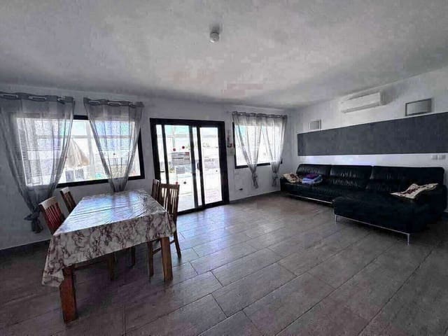 4 sypialnia Willa na sprzedaż w Playa Blanca, Yaiza z basenem garażem - 575 000 € (Ref: 10004932)