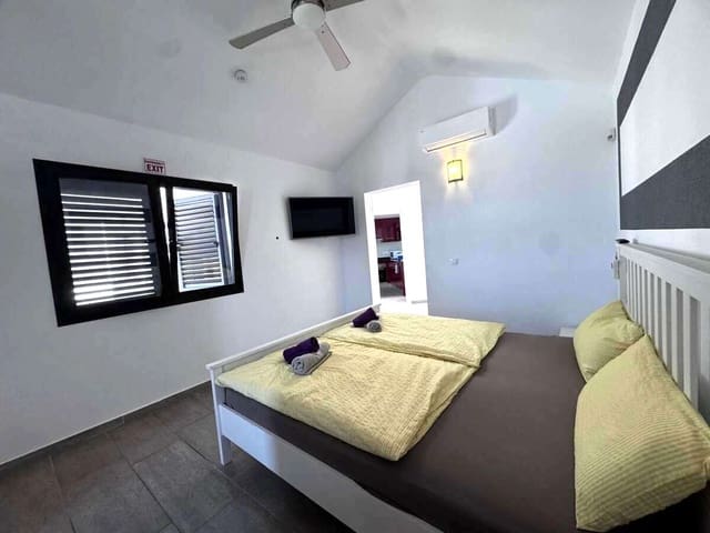 4 sypialnia Willa na sprzedaż w Playa Blanca, Yaiza z basenem garażem - 575 000 € (Ref: 10004932)