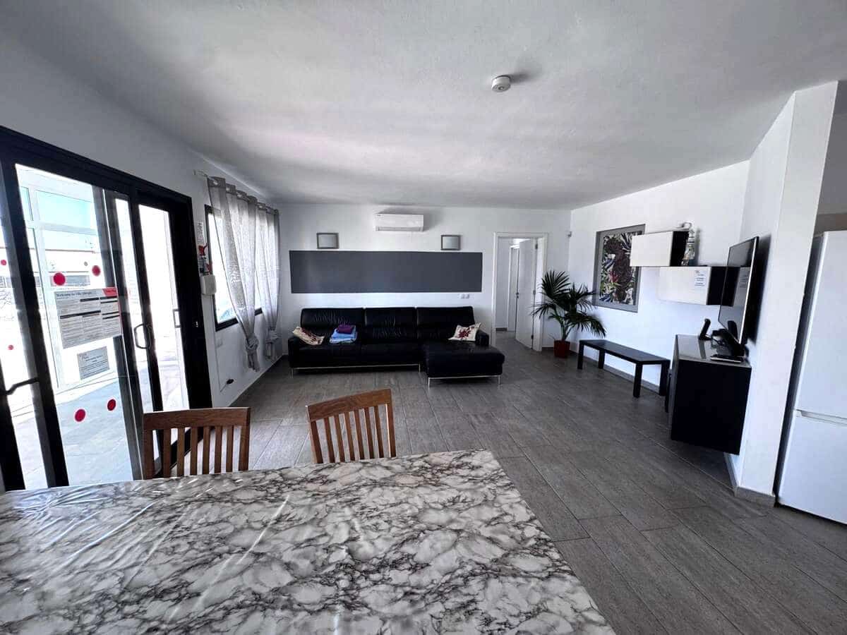 4 sypialnia Willa na sprzedaż w Playa Blanca z basenem garażem - 575 000 € (Ref: 10004932)
